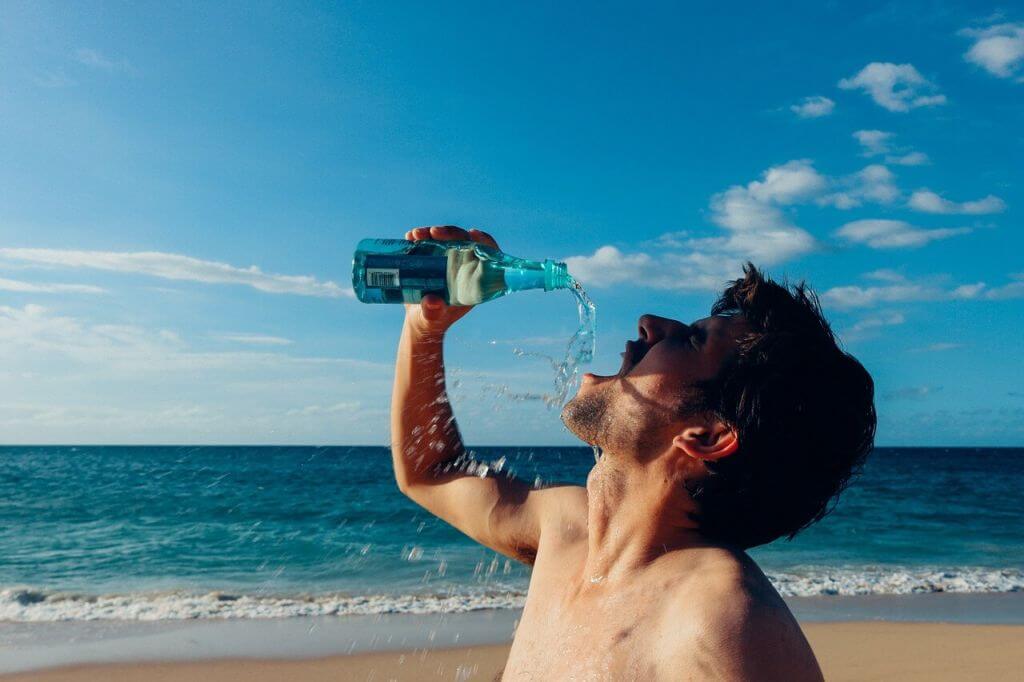 nawadnianie organizmu - mężczyzna pijący wodę